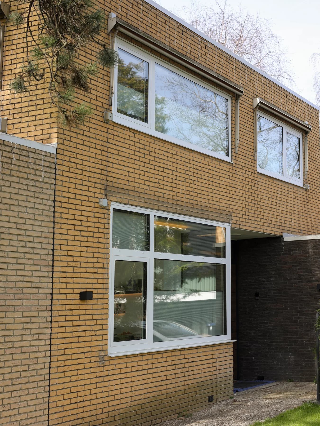 Bakstenen voorgevel met lichte kozijnen