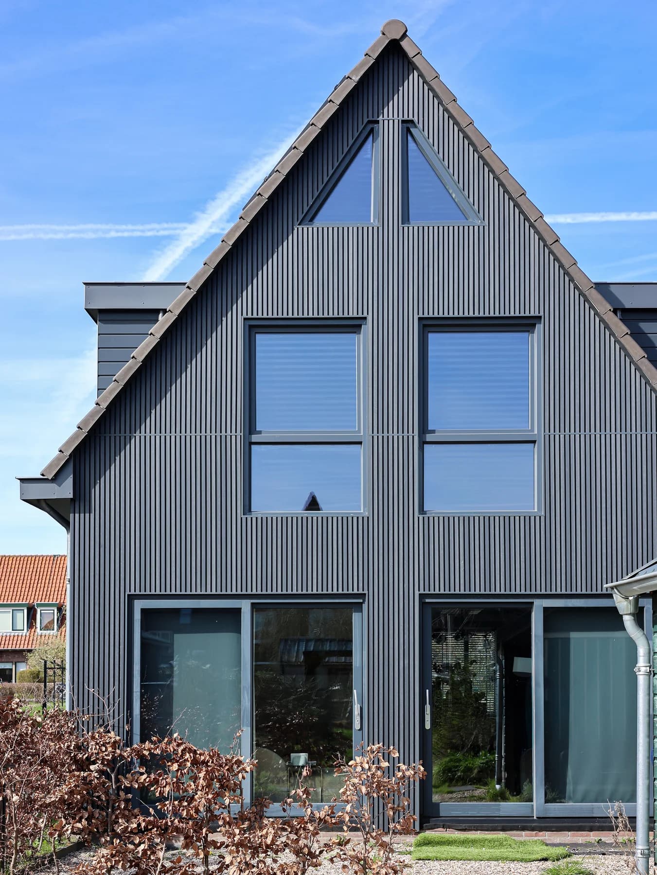 Moderne woning met slanke donkere kozijnen en grote glaspartijen