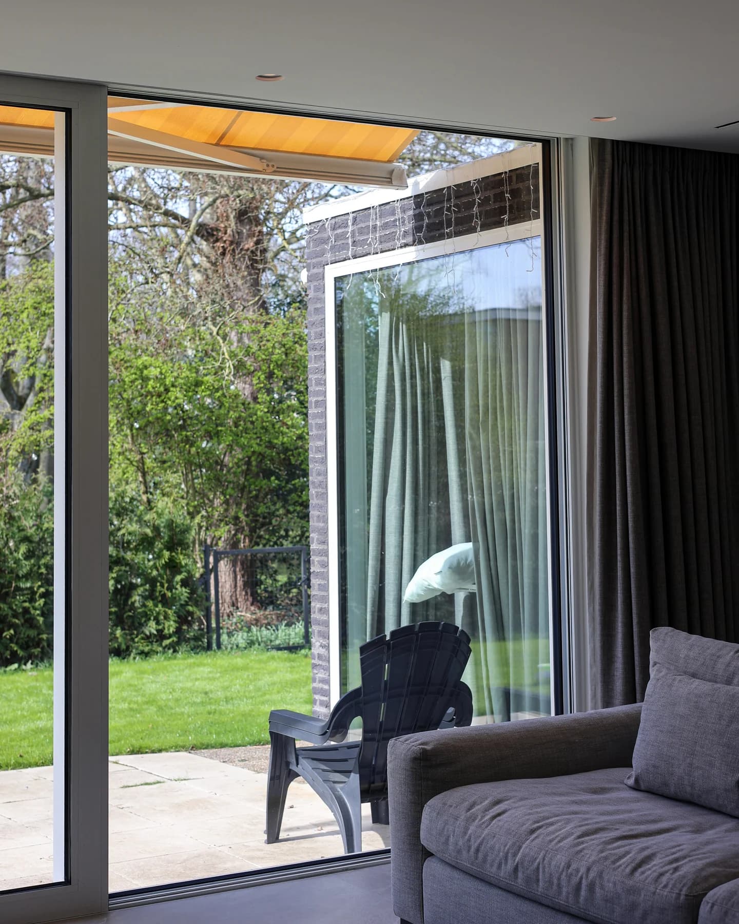 Schuifpui met zicht vanuit de woonkamer op de tuin